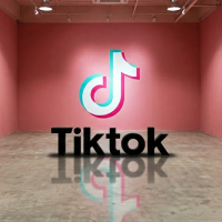 logo tiktok en 3d dans une pièce rose vide.