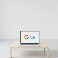 ordinateur portable affichant le logo google ads en salle vide.