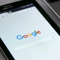 Tablette affichant la page d'accueil du moteur de recherche Google