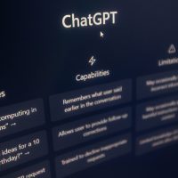 Écran affichant l'interface ChatGPT avec ses fonctionnalités et capacités.